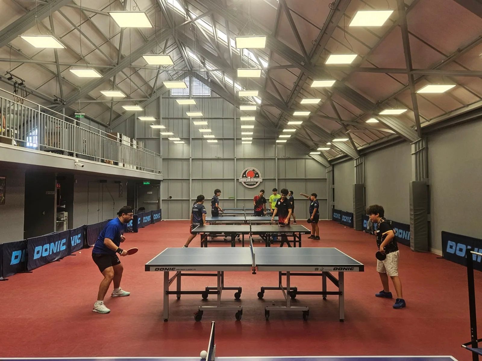 9 mesas · sala completa